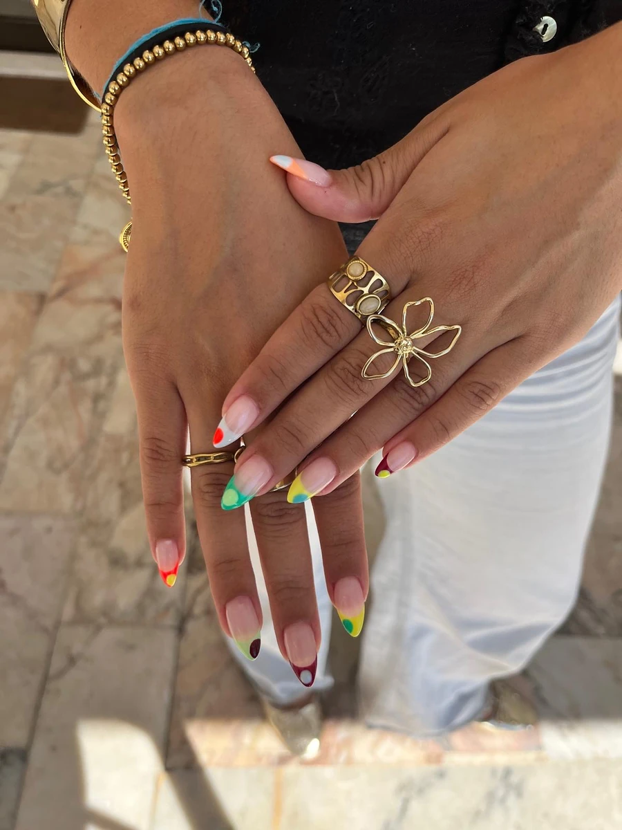Manicure colorida em unhas amendoadas