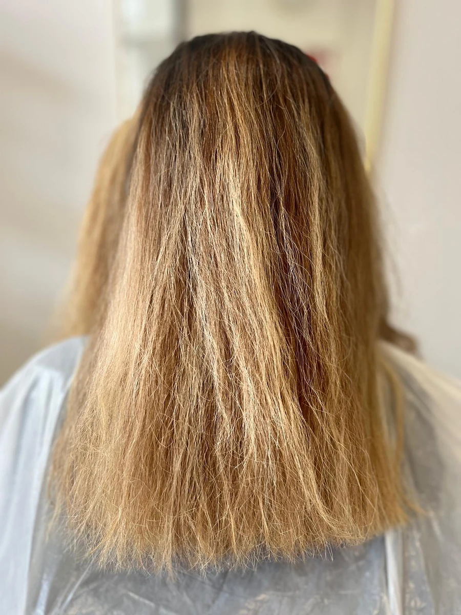 Cabelo loiro com frizz, antes da mudança de cor