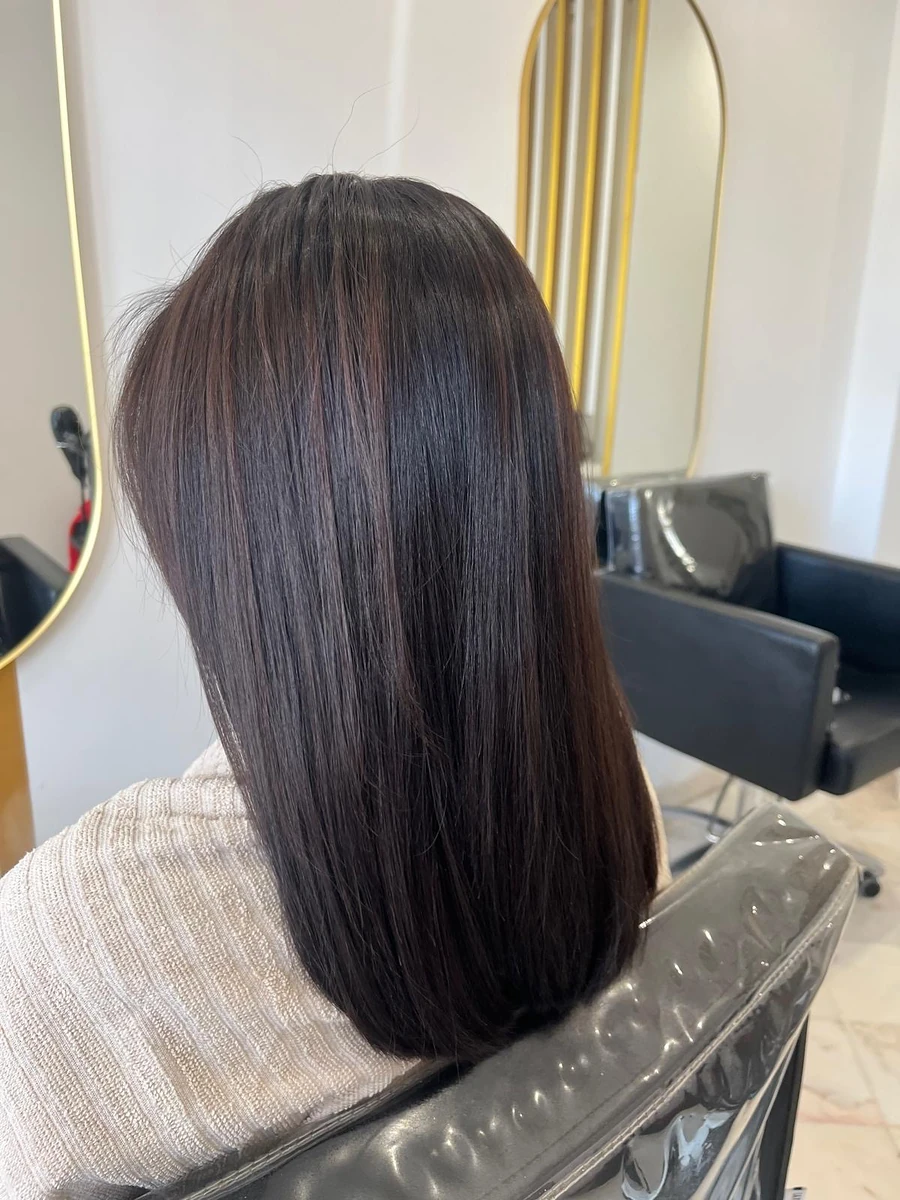 Cabelo liso em castanho escuro chocolate