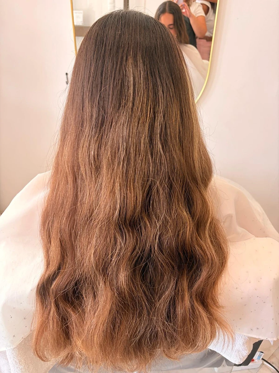 Cabelo comprido morena iluminada com ondas, antes das madeixas
