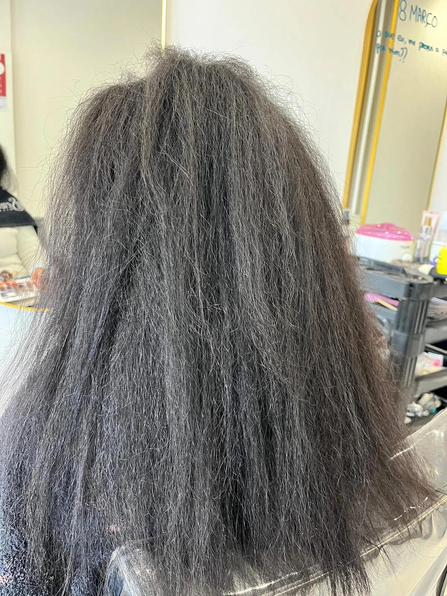 Cabelo castanho muito escuro e com frizz, antes da mudança de cor
